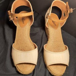 Lucky Brand size 8.5 nude wedge sandals